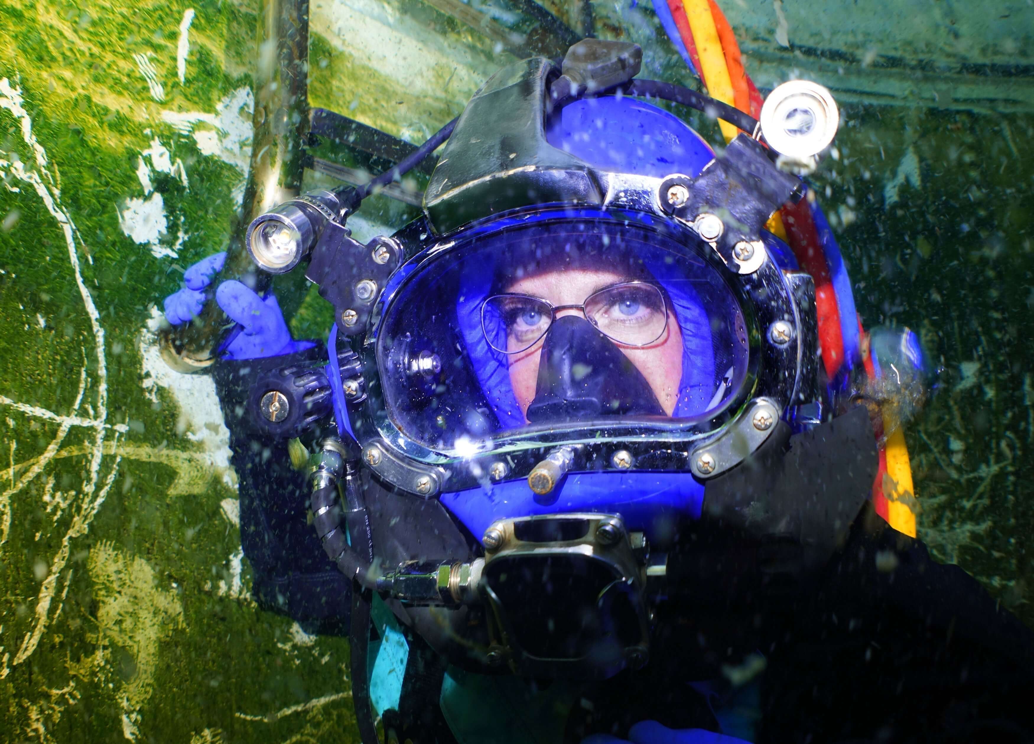 female-commercial-diver-wearing-maskoptix